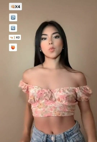 Sexy zamara Shows Cleavage in Floral Crop Top