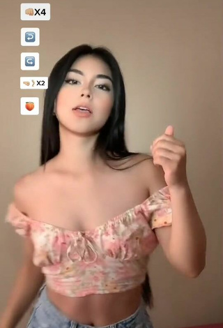 3. Sexy zamara Shows Cleavage in Floral Crop Top