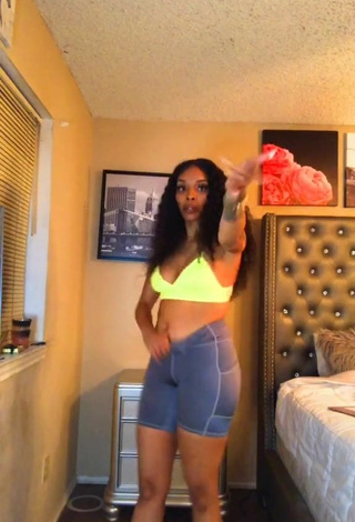 2. Sweetie Diandra Shows Cleavage in Light Green Crop Top and Bouncing Boobs
