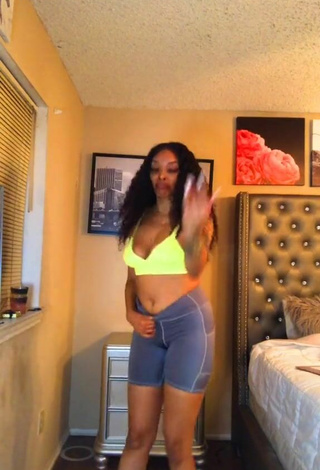 3. Sweetie Diandra Shows Cleavage in Light Green Crop Top and Bouncing Boobs