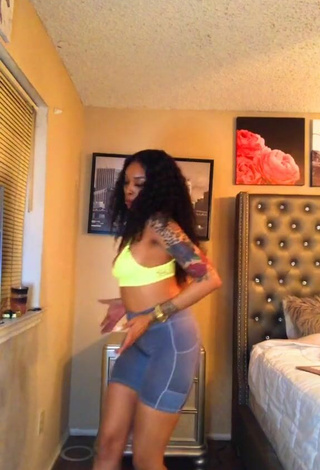 4. Sweetie Diandra Shows Cleavage in Light Green Crop Top and Bouncing Boobs