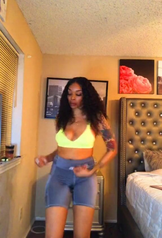 5. Sweetie Diandra Shows Cleavage in Light Green Crop Top and Bouncing Boobs