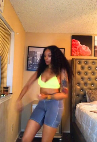 6. Sweetie Diandra Shows Cleavage in Light Green Crop Top and Bouncing Boobs