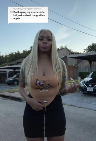 3. Sexy Diandra Shows Cleavage in Crop Top and Bouncing Breasts