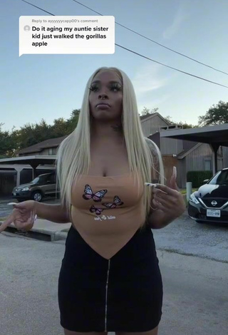 4. Sexy Diandra Shows Cleavage in Crop Top and Bouncing Breasts