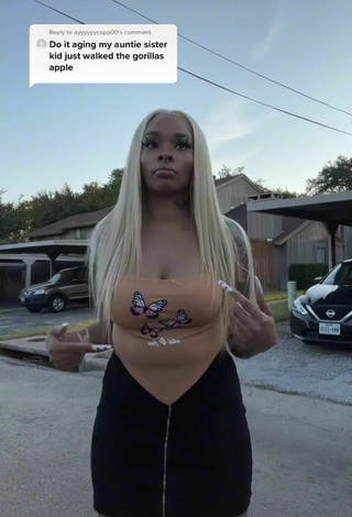 5. Sexy Diandra Shows Cleavage in Crop Top and Bouncing Breasts