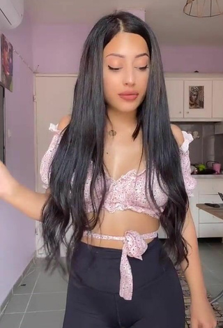 Sexy Aleyna Shows Cleavage in Floral Crop Top