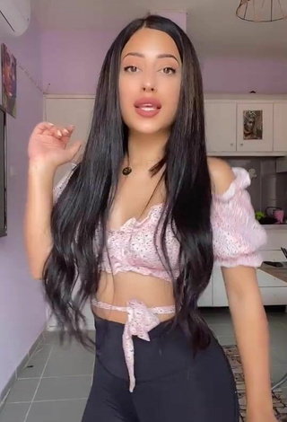 2. Sexy Aleyna Shows Cleavage in Floral Crop Top