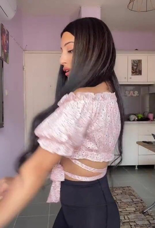 3. Sexy Aleyna Shows Cleavage in Floral Crop Top