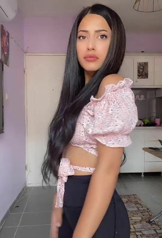 4. Sexy Aleyna Shows Cleavage in Floral Crop Top