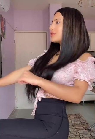 5. Sexy Aleyna Shows Cleavage in Floral Crop Top