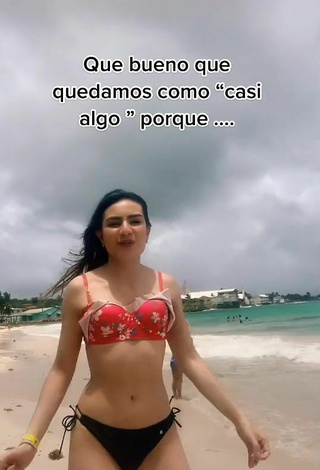 5. Sexy Karen Andrea Vanegas Shows Cleavage in Bikini at the Beach