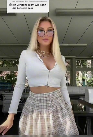Cute Antonia Rot Shows Cleavage in White Crop Top