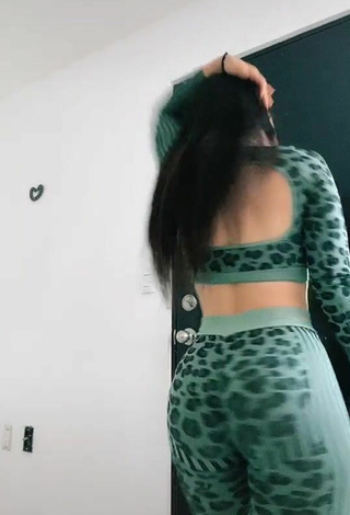 6. Erotic Mariel Araujo Shows Butt