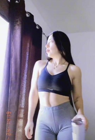 2. Sexy Mariel Araujo Shows Butt