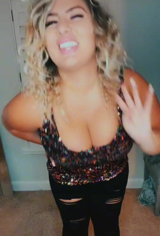 Sexy ashzash Shows Cleavage in Tank Top