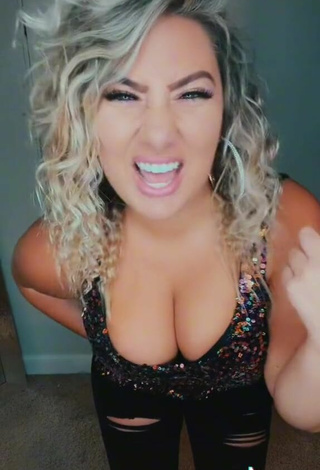 6. Sexy ashzash Shows Cleavage in Tank Top