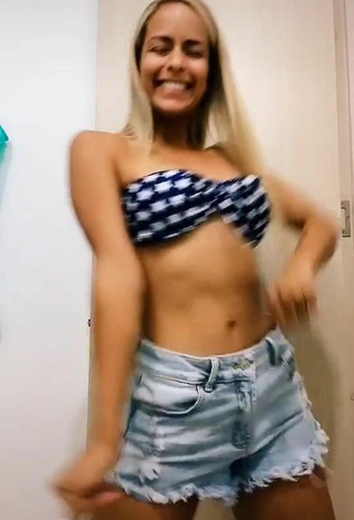 3. Sexy Kimberly Shows Cleavage in Bikini Top
