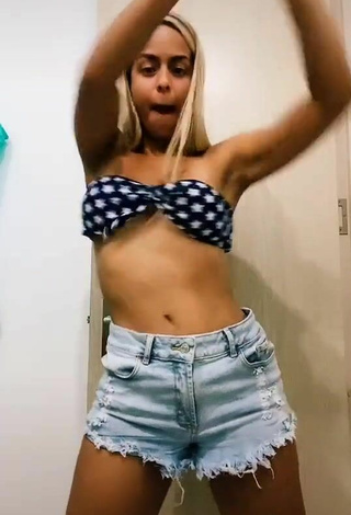 6. Sexy Kimberly Shows Cleavage in Bikini Top