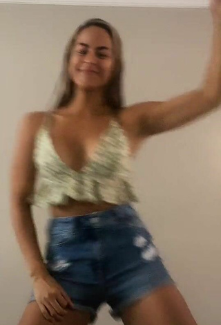 3. Sweetie Kimberly Shows Cleavage in Floral Crop Top and Bouncing Boobs