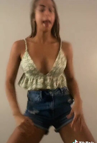 5. Sweetie Kimberly Shows Cleavage in Floral Crop Top and Bouncing Boobs