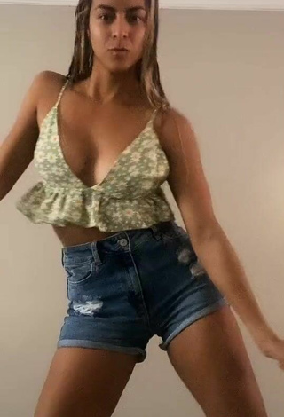 6. Sweetie Kimberly Shows Cleavage in Floral Crop Top and Bouncing Boobs