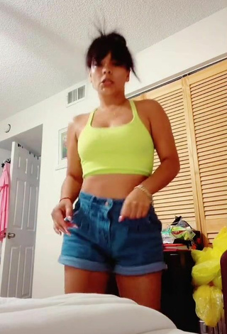 2. Hot Cielo Torres Shows Cleavage in Light Green Crop Top