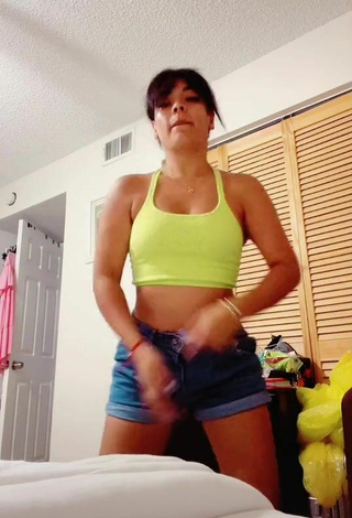 6. Hot Cielo Torres Shows Cleavage in Light Green Crop Top