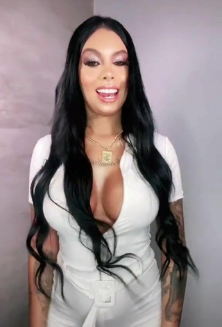 2. Sexy Nathi Rodrigues Shows Cleavage in White Bodysuit