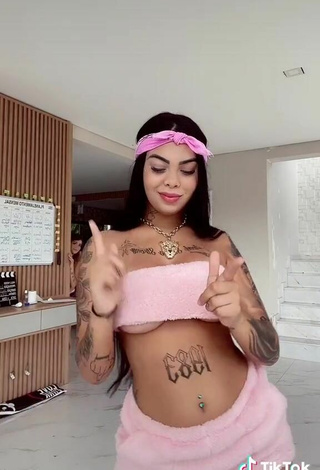 6. Cute Nathi Rodrigues Shows Cleavage in Pink Tube Top