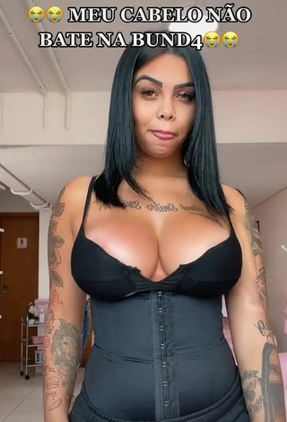 5. Sexy Nathi Rodrigues Shows Cleavage in Black Corset