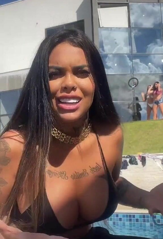 2. Hot Nathi Rodrigues Shows Cleavage in Black Bikini Top