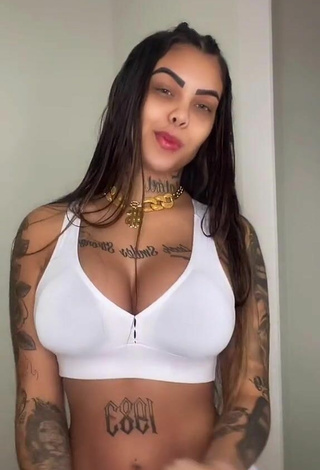 4. Hot Nathi Rodrigues Shows Cleavage in White Crop Top