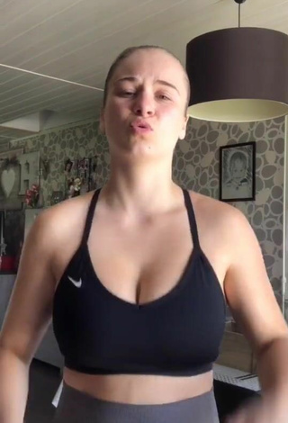 2. Erotic Doriane_lob Shows Cleavage in Black Crop Top and Bouncing Tits