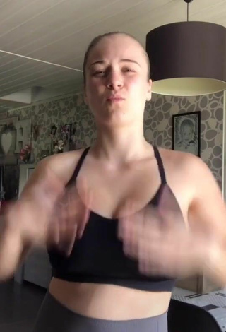 3. Erotic Doriane_lob Shows Cleavage in Black Crop Top and Bouncing Tits