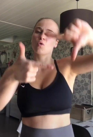 4. Erotic Doriane_lob Shows Cleavage in Black Crop Top and Bouncing Tits