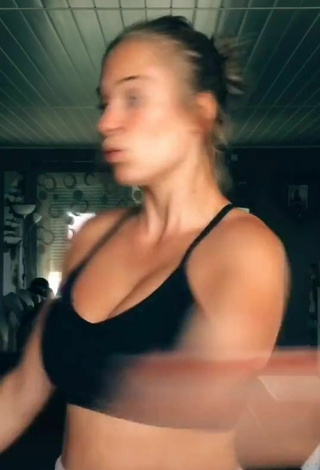 1. Amazing Doriane_lob Shows Cleavage in Hot Black Crop Top and Bouncing Tits