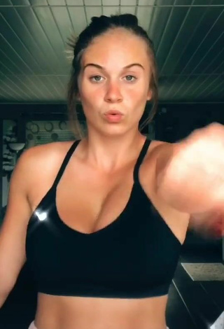 2. Amazing Doriane_lob Shows Cleavage in Hot Black Crop Top and Bouncing Tits