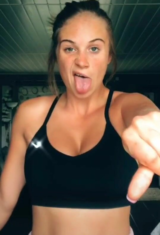 3. Amazing Doriane_lob Shows Cleavage in Hot Black Crop Top and Bouncing Tits