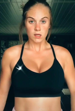 4. Amazing Doriane_lob Shows Cleavage in Hot Black Crop Top and Bouncing Tits