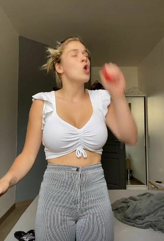 3. Hot Doriane_lob Shows Cleavage in White Crop Top and Bouncing Tits