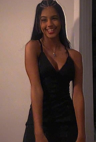 3. Hot Maria Eduarda de Matos Barbosa Shows Cleavage in Black Dress