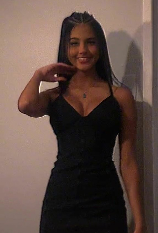 1. Sexy Maria Eduarda de Matos Barbosa Shows Cleavage in Black Dress