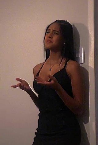 4. Sexy Maria Eduarda de Matos Barbosa Shows Cleavage in Black Dress