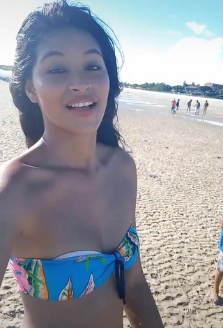 Sexy Elisane Shows Cleavage in Bikini at the Beach