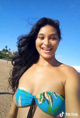 6. Sexy Elisane Shows Cleavage in Bikini at the Beach