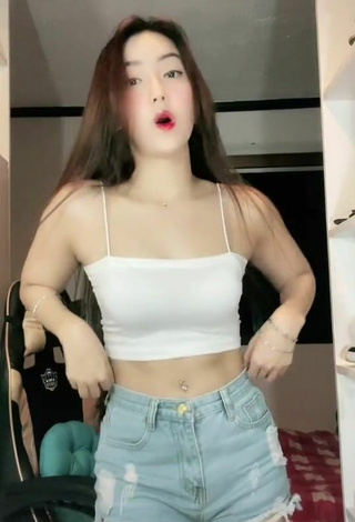 3. Sexy Eunice Andrea Shows Cleavage in White Crop Top