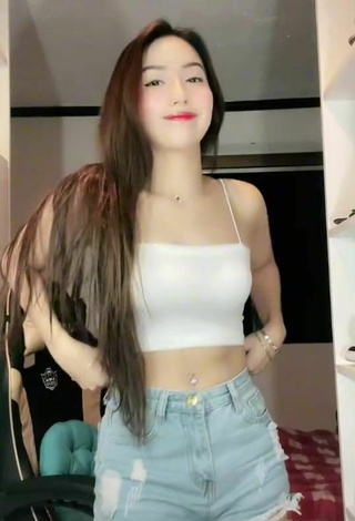 4. Sexy Eunice Andrea Shows Cleavage in White Crop Top