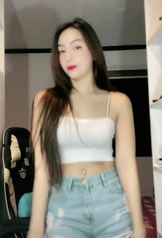 5. Sexy Eunice Andrea Shows Cleavage in White Crop Top