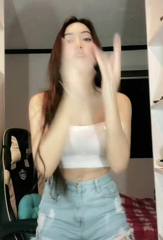 6. Sexy Eunice Andrea Shows Cleavage in White Crop Top